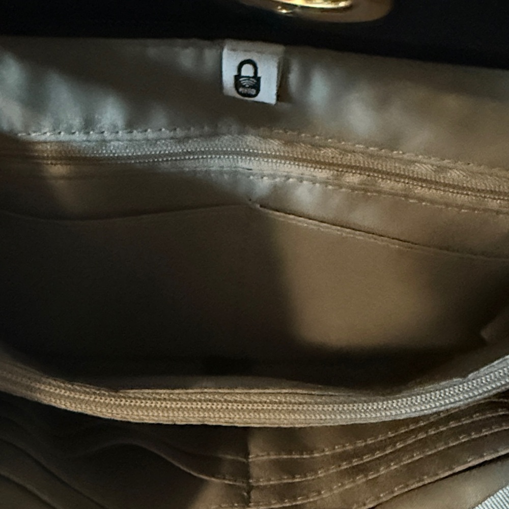 Baggallini Black Shoulder Bag EUC - Picture 4 of 13